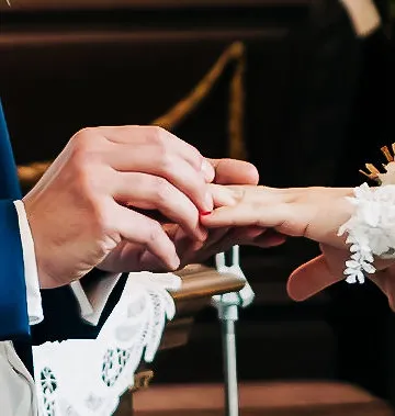 Échange des anneaux et émotion pendant la cérémonie