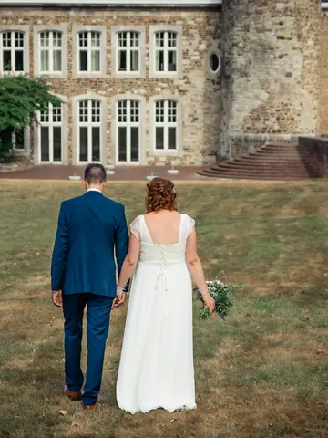Portrait chaleureux des futurs mariés en extérieur