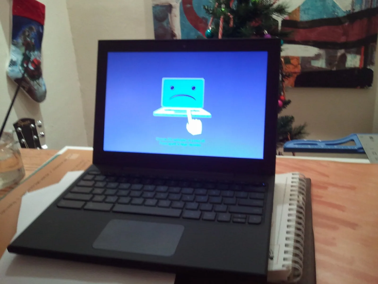 Ordinateur de travail illustrant une approche systémique du digital, du contenu à la performance